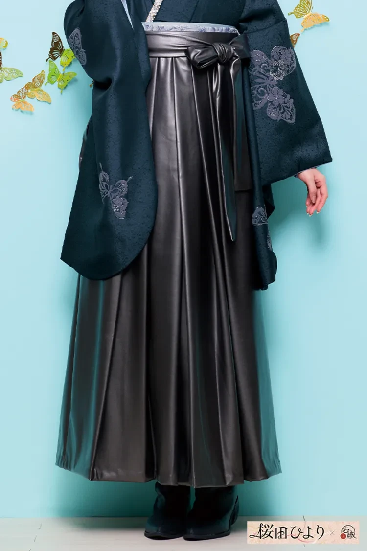 TAKAZENのレンタル袴 桜田ひよりブランド袴　ヴィンテージスタイル　深緑/ダークカラー　蝶々柄　シンプル　クール　ブーツスタイル【通販可】R26092