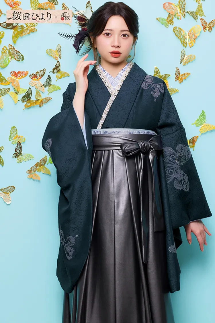 TAKAZENのレンタル袴 桜田ひよりブランド袴　ヴィンテージスタイル　深緑/ダークカラー　蝶々柄　シンプル　クール　ブーツスタイル【通販可】R26092