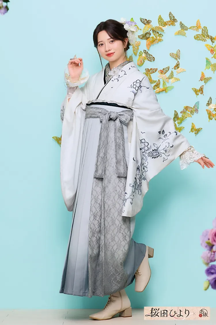 TAKAZENのレンタル袴 桜田ひよりブランド袴　ヴィンテージスタイル　ライトグレー/ニュアンスカラー　シンプル　クール　ブーツスタイル【通販可】R26093