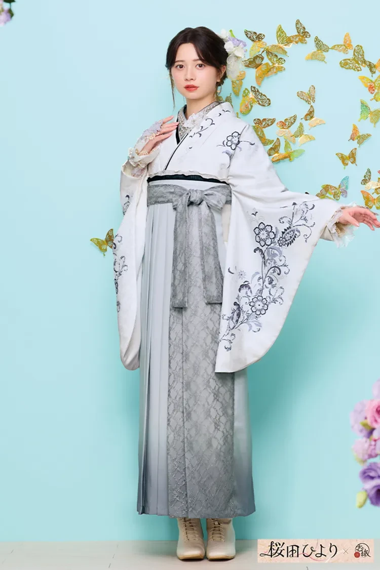 TAKAZENのレンタル袴 桜田ひよりブランド袴　ヴィンテージスタイル　ライトグレー/ニュアンスカラー　シンプル　クール　ブーツスタイル【通販可】R26093