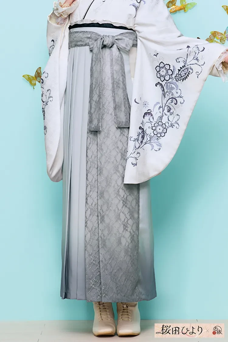 TAKAZENのレンタル袴 桜田ひよりブランド袴　ヴィンテージスタイル　ライトグレー/ニュアンスカラー　シンプル　クール　ブーツスタイル【通販可】R26093