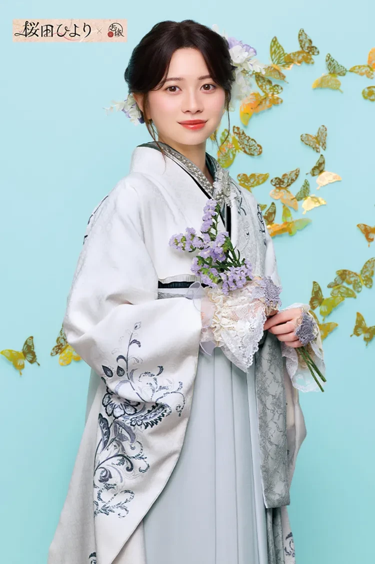 TAKAZENのレンタル袴 桜田ひよりブランド袴　ヴィンテージスタイル　ライトグレー/ニュアンスカラー　シンプル　クール　ブーツスタイル【通販可】R26093