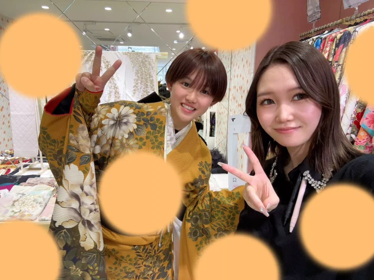 TAKAZEN姫路店で2028年成人の黄色いヴィンテージスタイルのお振袖をレンタルされたお客様。可愛くおしゃれにコーデしたお振袖。