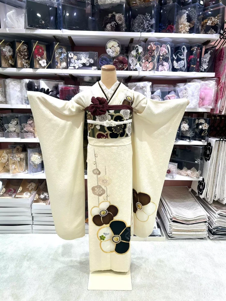 TAKAZEN姫路店　振袖　成人式　粋古典　古典柄　シンプル振袖　白振袖　アイボリー振袖　梅柄振袖　2027年成人式　2028年成人式　2029年成人式