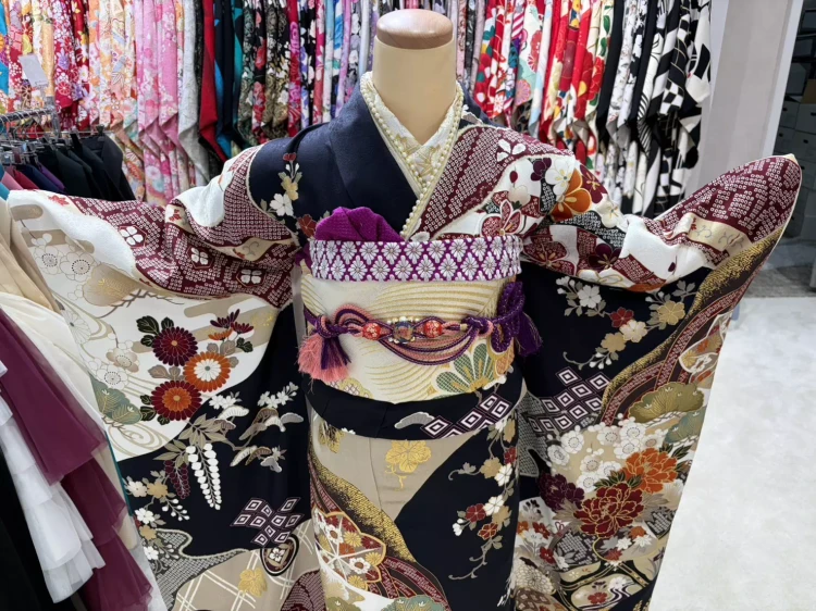 TAKAZEN神戸旧居留地店の紺色に華やかな柄が沢山入った正統派古典のお振袖