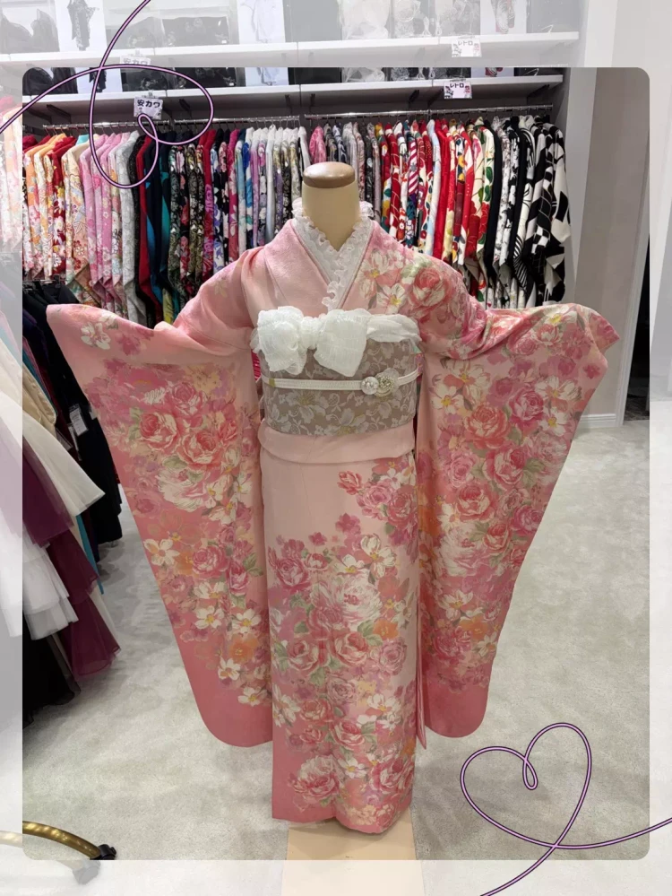 TAKAZEN神戸旧居留地店のピンク色で可愛らしいリズリサのお振袖