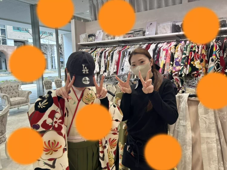 シックな古典柄の小振袖に深緑の袴を合わせたコーデのお客様