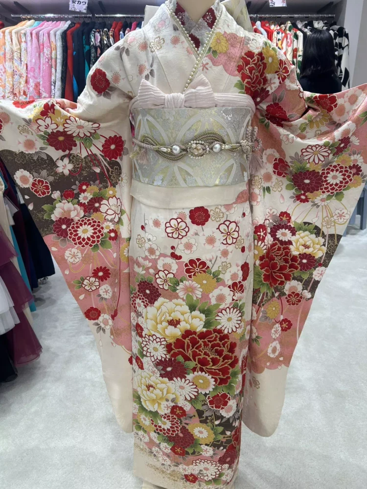 TAKAZEN神戸旧居留地はんなり可愛い白ピンクの振袖のご紹介