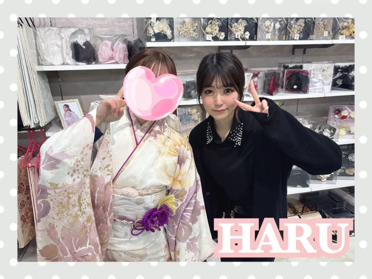 TAKAZEN奈良店で大人気のいまどきくすみカラーの成人式振袖をご試着されるお客様のご様子