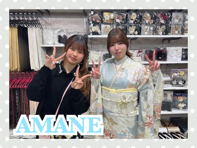 TAKAZEN奈良店でイマドキくすみカラーの水色の成人式振袖をご試着されるお客様のご様子