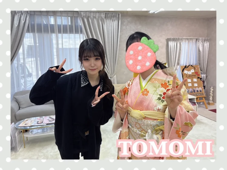 TAKAZEN奈良店で華やかなピンク色の古典柄振袖をご試着されるお客様のご様子