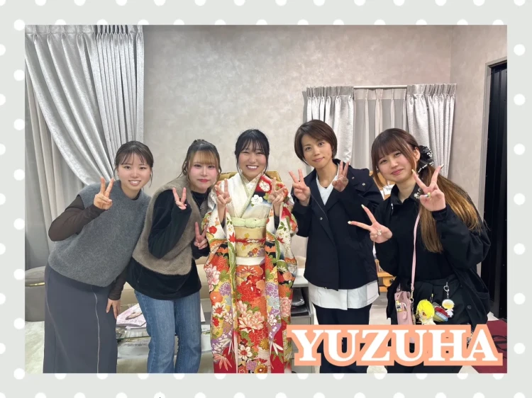 はんなり上品な赤色古典のお振袖をご試着されるお客様のご様子