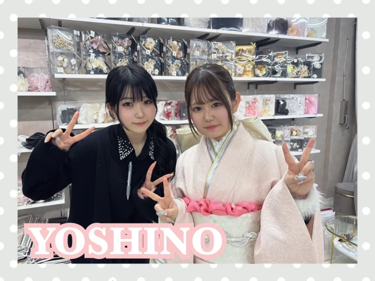 TAKAZEN奈良店にてTAKAZENオリジナルのローズのお振袖をご試着されるお客様のご様子