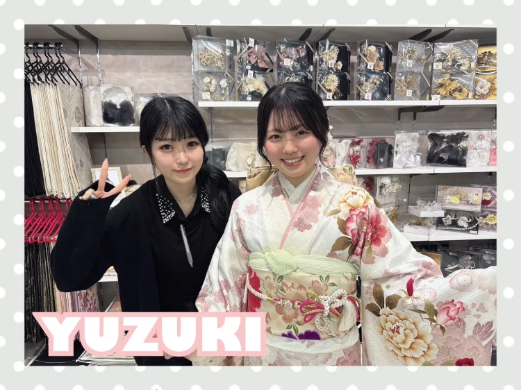 ピンク色くすみガーリーの振袖をご試着されるお客様の様子