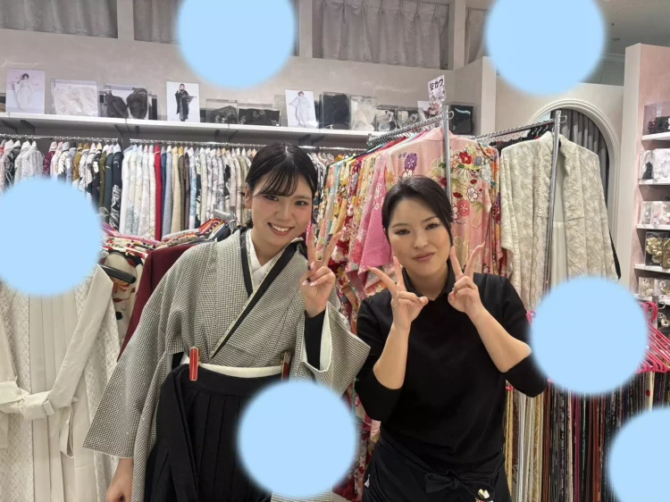 タカゼン神戸旧居留地店 千鳥柄小振袖に黒の袴モノトーンコーディネートをえらばれたお客様のご来店