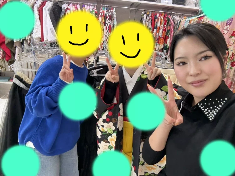 卒業式で着用する黒地の小振袖に黄色袴コーディネートに決めたお嬢様のご紹介