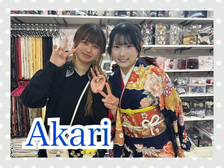 TAKAZEN奈良店で正統派古典の紺色お振袖を試着するお客様の様子