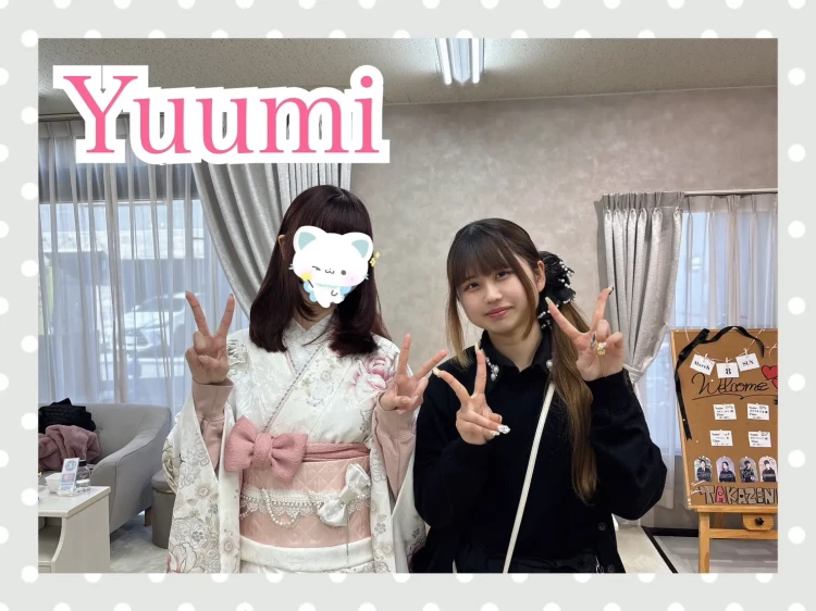 TAKAZEN奈良店での前撮り撮影プラン写しまショットのお衣装として白地にピンクのバラ柄のTAKAZENオリジナル振袖をご試着されたお客様の様子