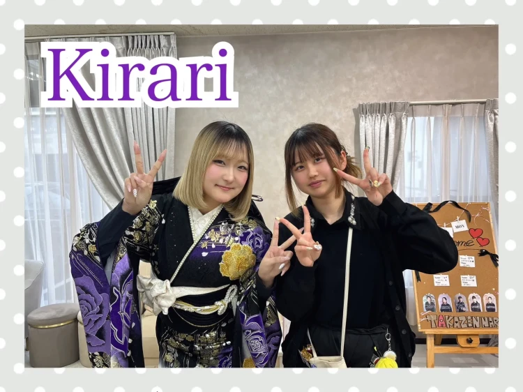 TAKAZEN奈良店で大人っぽくゴージャスなキラキラ紫色の成人式振袖をご試着されるお客様の様子