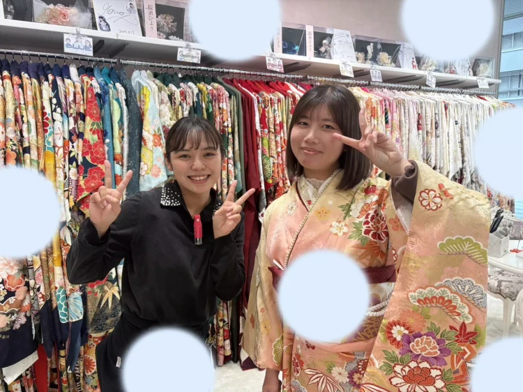 安カワの黄色ピンク地古典柄振袖のお嬢様 TAKAZEN神戸旧居留地店