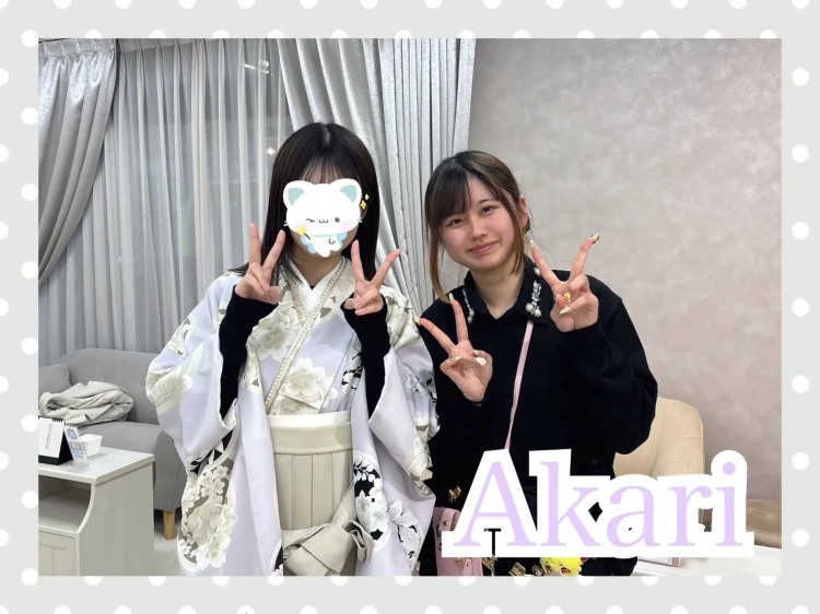 TAKAZEN奈良店でイマドキくすみカラーの薄紫色の卒業式袴をご試着されるお客様のご様子