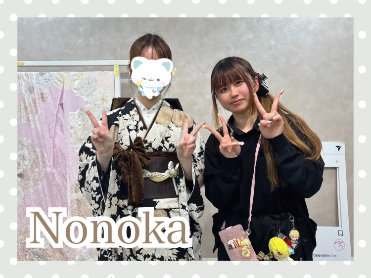 くすみレトロのお振袖を大人かわいく着こなしているお客様の様子