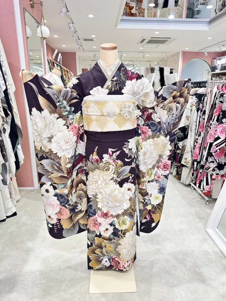 姫路の成人式振袖レンタル｜ブラウンカラーの華やかな花柄振袖コーディネート【TAKAZEN姫路店】