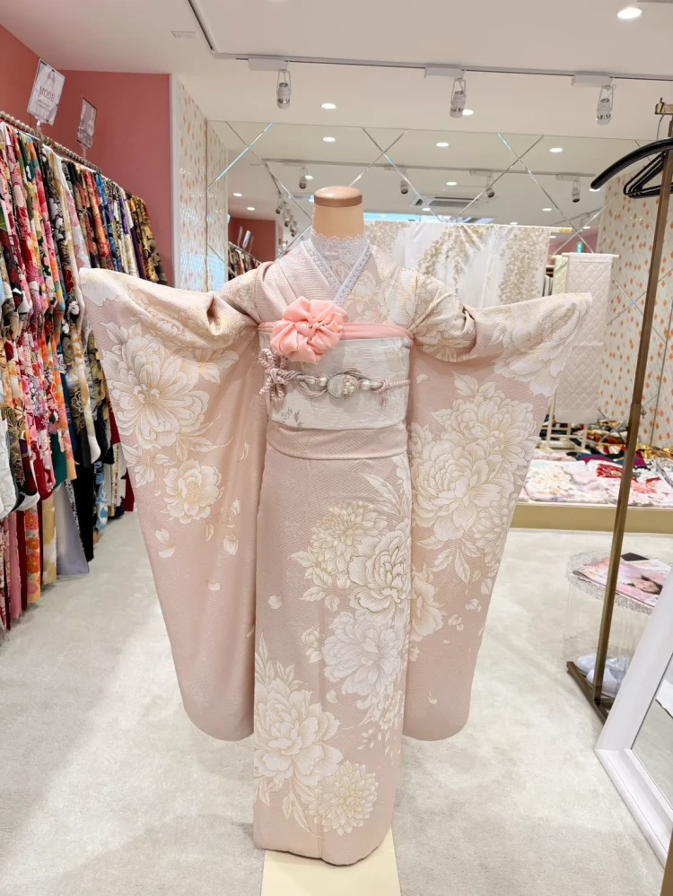 姫路の振袖レンタルTAKAZEN姫路店のくすみピンク牡丹柄成人式振袖コーディネート