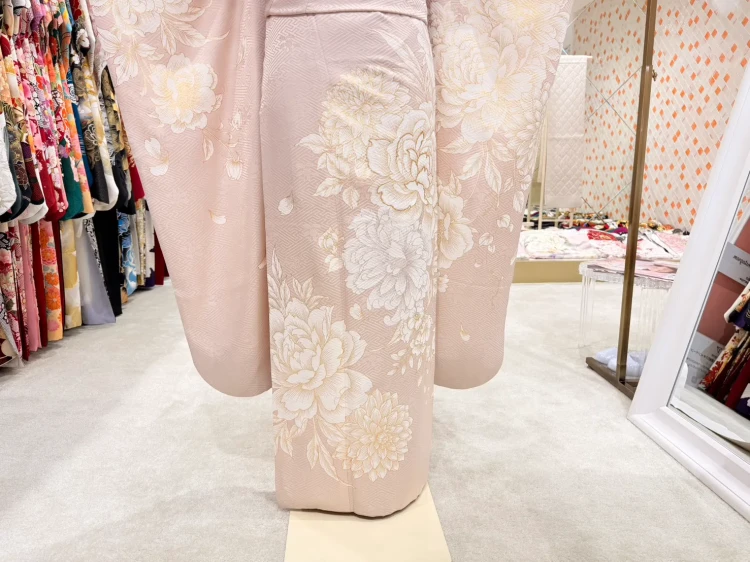 くすみピンク振袖にレースインナーとパール帯締めを合わせた成人式振袖コーデ｜TAKAZEN姫路店