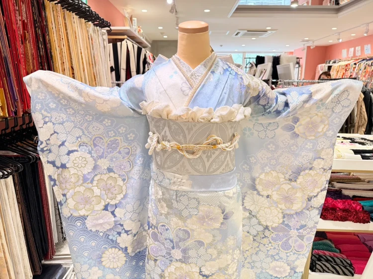 透明感のある水色振袖に花柄が広がる成人式向け上品コーディネート