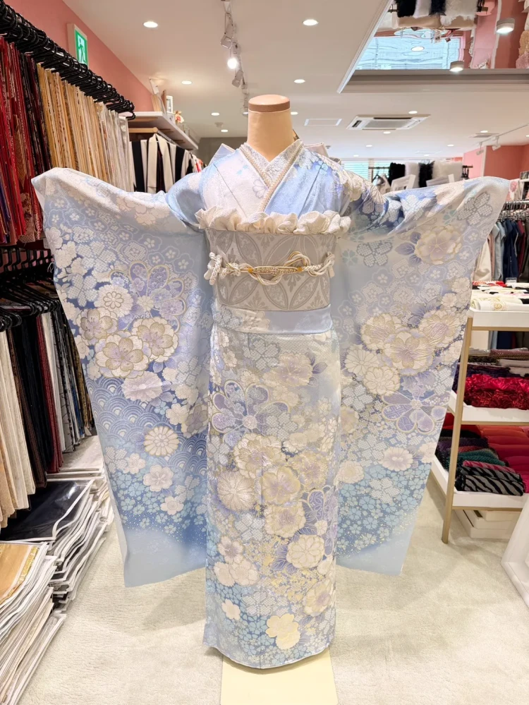 透明感のある水色振袖に花柄が広がる成人式向け上品コーディネート