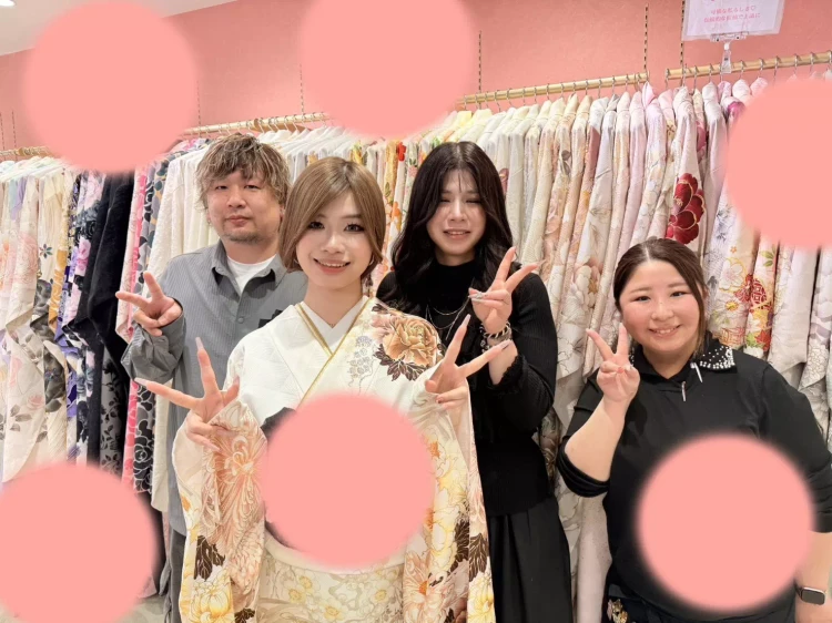 お出かけプランで着物メーカブランドのお振袖の姫ちゃん。ブラウンと黄色の明るくてカワイイお振袖。