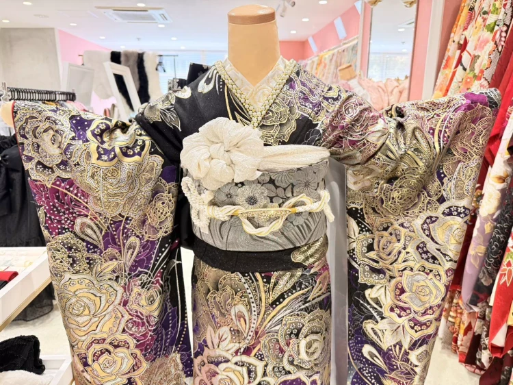 赤穂でおすすめのゴールド装飾が豪華な振袖コーディネート