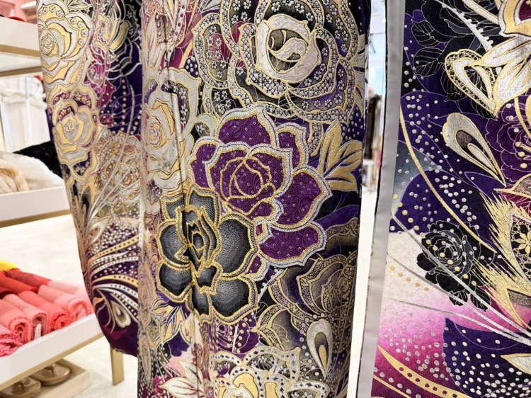 加古川エリアで注目の派手な薔薇柄振袖の裾デザイン