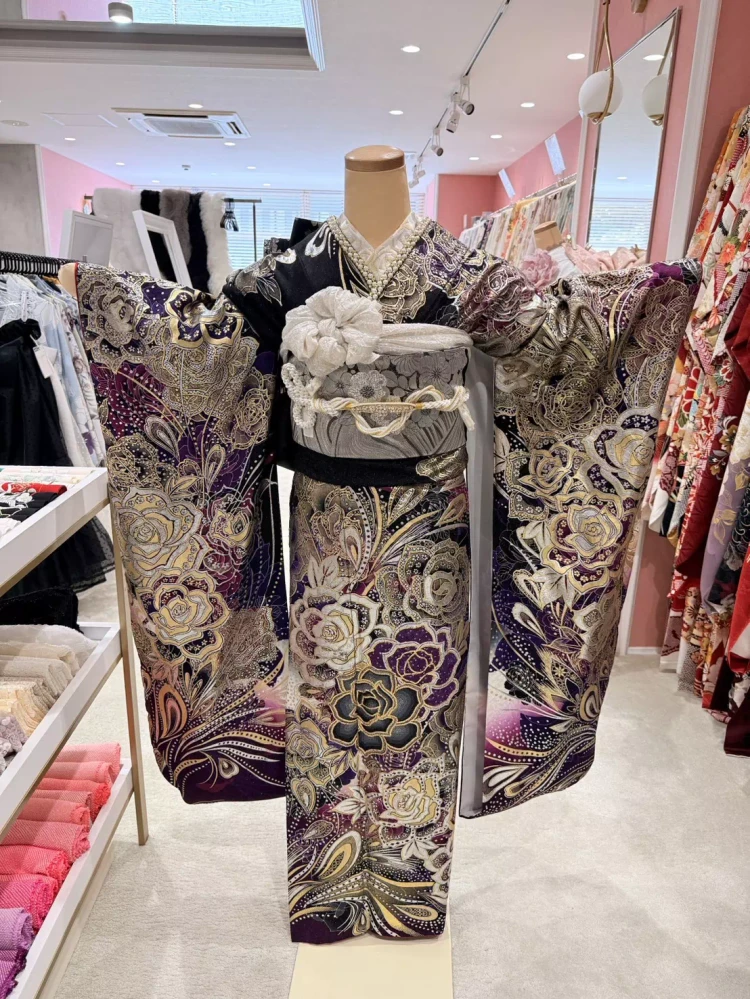 姫路で人気の黒と紫の薔薇柄クール系振袖コーデ全体