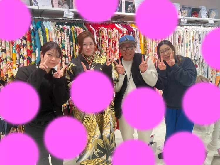 TAKAZEN神戸旧居留地店の黒地に金色の虎が描かれたカッコイイお振袖を着た徳島市からお越しの可愛い姫ちゃんのご紹介