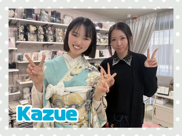 TAKAZEN奈良店でくすみ系水色の振袖にゴールドの古典の帯を合わせた成人式の振袖のコーディネートを試着するお客様の様子