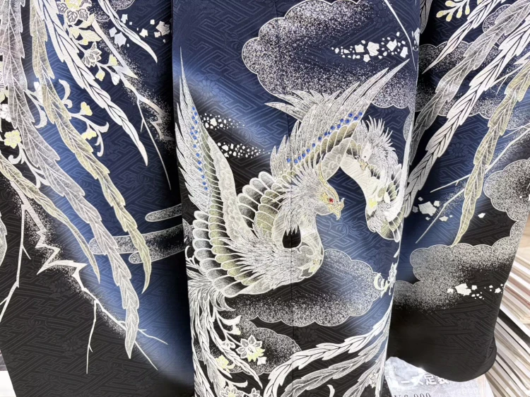 TAKAZEN姫路店（姫路市）のジャパンモード振袖。鳳凰柄が大胆にデザインされたネイビーとブラックのグラデーションがかっこいい成人式用振袖コーディネート。