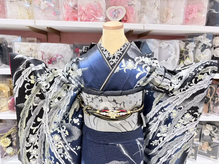 TAKAZEN姫路店（姫路市）のジャパンモード振袖。鳳凰柄が大胆にデザインされたネイビーとブラックのグラデーションがかっこいい成人式用振袖コーディネート。