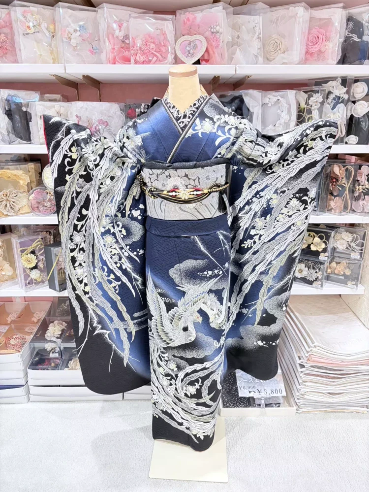 TAKAZEN姫路店（姫路市）のジャパンモード振袖。鳳凰柄が大胆にデザインされたネイビーとブラックのグラデーションがかっこいい成人式用振袖コーディネート。