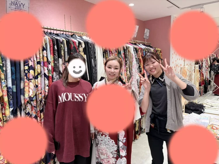 TAKAZEN姫路店(姫路市)で2027年成人の着物メーカーブランドのお振袖のお客様。左右でお色味が違う白×赤のおしゃれなお振袖。