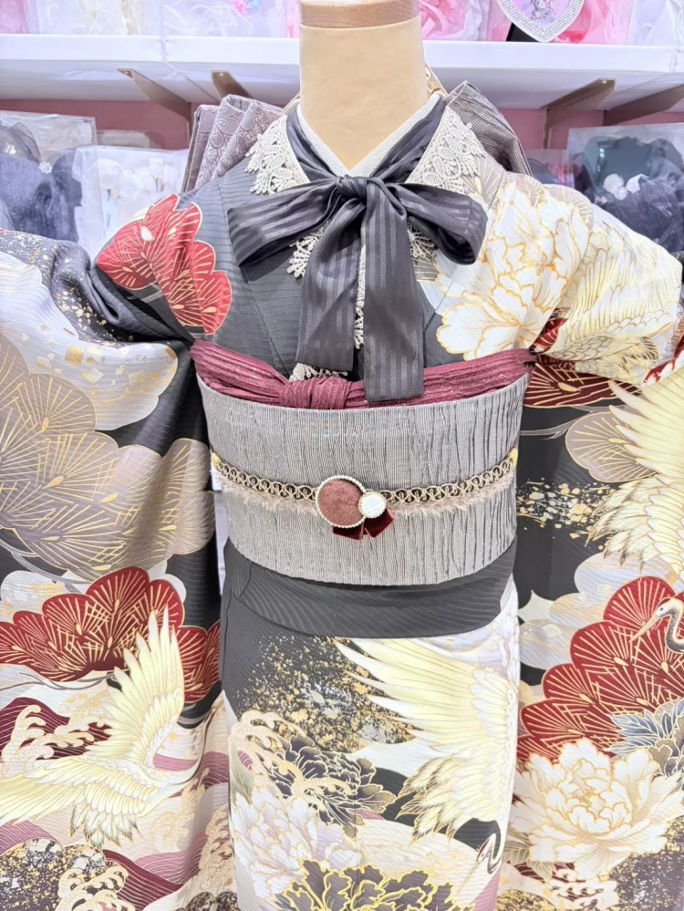 TAKAZEN姫路店の緑地に鶴と牡丹が描かれた豪華な和洋ミックス振袖コーデ。姫路市・加古川市で人気の成人式振袖。