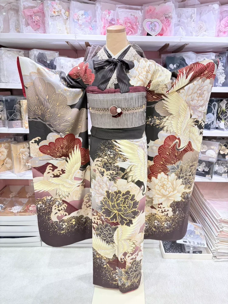 TAKAZEN姫路店の緑地に鶴と牡丹が描かれた豪華な和洋ミックス振袖コーデ。姫路市・加古川市で人気の成人式振袖。