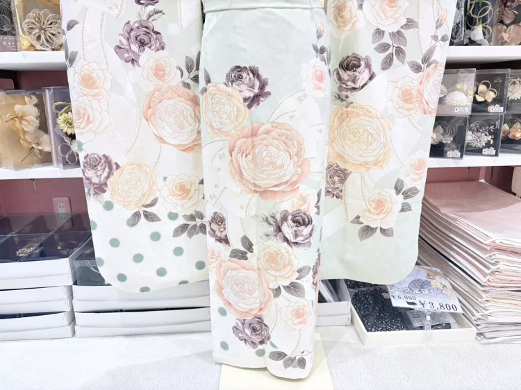 TAKAZEN姫路店のミントグリーン振袖。ローズ柄とドット柄が可愛いTAKAZENオリジナルの成人式振袖。