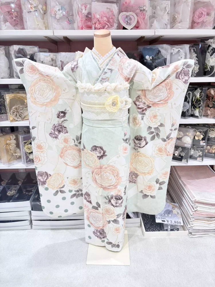 TAKAZEN姫路店のミントグリーン振袖。ローズ柄とドット柄が可愛いTAKAZENオリジナルの成人式振袖。