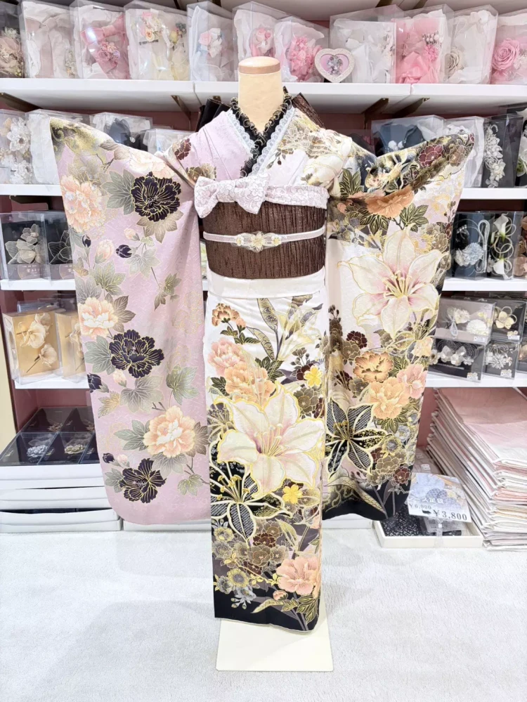 TAKAZEN姫路店の安カワ振袖コーデ。ピンク×ブラックの花柄振袖にフリル重ね衿を合わせた格安振袖レンタル（姫路市・加古川市）