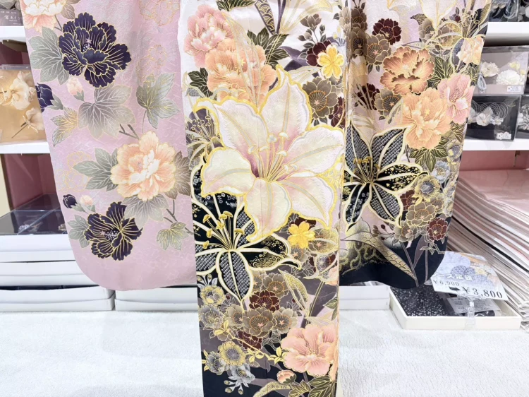 TAKAZEN姫路店の安カワ振袖コーデ。ピンク×ブラックの花柄振袖にフリル重ね衿を合わせた格安振袖レンタル（姫路市・加古川市）