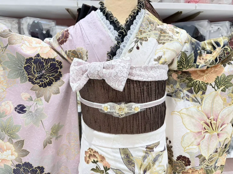 TAKAZEN姫路店の安カワ振袖コーデ。ピンク×ブラックの花柄振袖にフリル重ね衿を合わせた格安振袖レンタル（姫路市・加古川市）