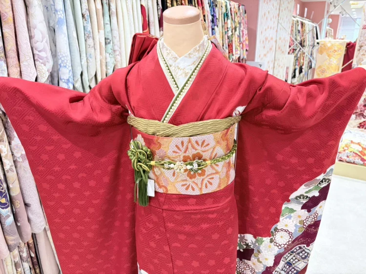 赤色のシンプルなヴィンテージ振袖にゴールドの帯を合わせた、かっこいい成人式コーディネート