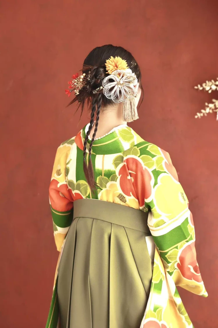 カチコミヘアに三つ編みテールをしておしゃれで大人っぽいヘアアレンジ。